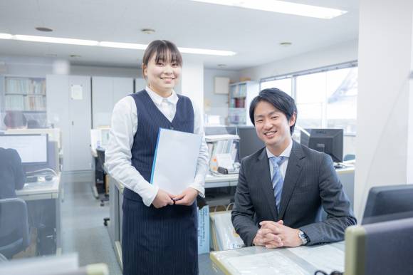 「数字以外の問題にも向き合い、一緒に成長していけるのが魅力」（志波さん＝写真右）。「ここでいい、ではなくここで働きたいと思える会社を探してください」（山野さん）