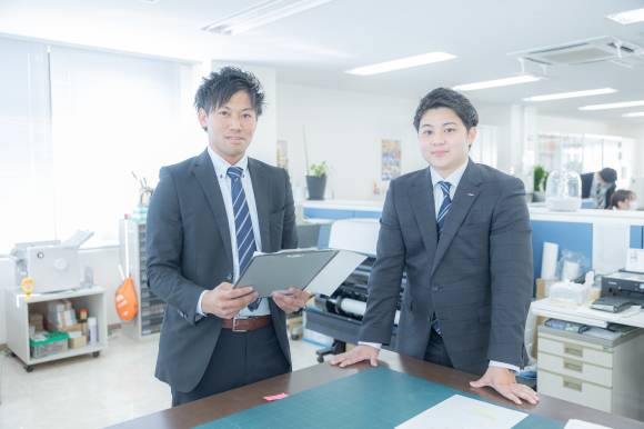 20代～30代を中心に60代まで。同年代から親子ほど年齢の離れた仲間もいる社内はアットホームでコミュニケーションも豊か。いろんな話が聞けて成長できるのも魅力。